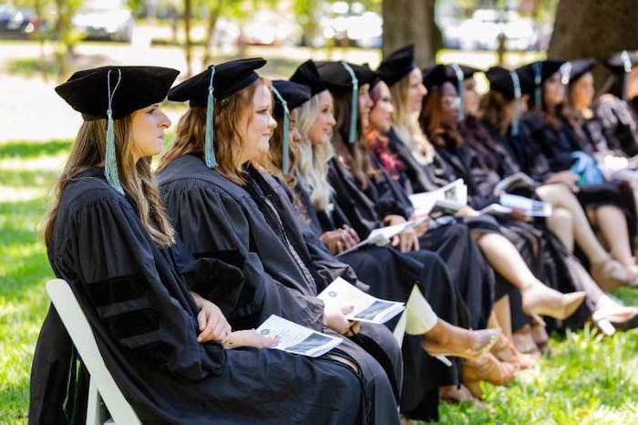 杰克逊维尔大学职业治疗专业的毕业生坐在JU职业治疗中心的草坪上.